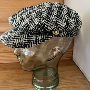 Coach newsboy hat. Black/white pattern.